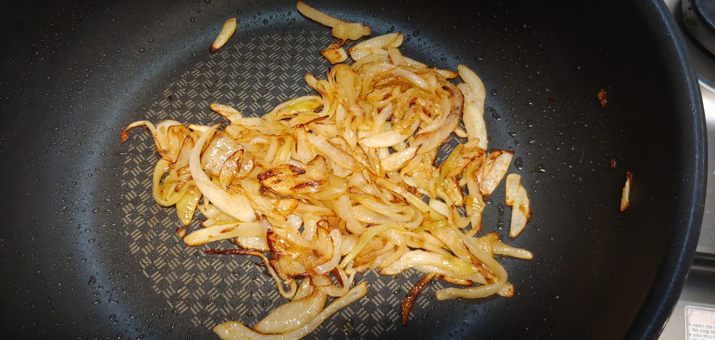 이 방식대로 10분 정도만 볶아도 이 정도 색이 나옵니다.