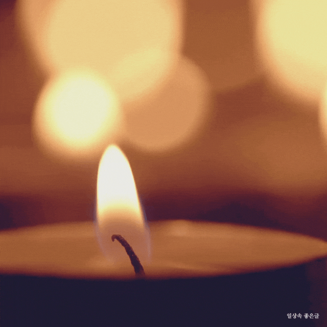 노란 조명 아래 촛불 이미지