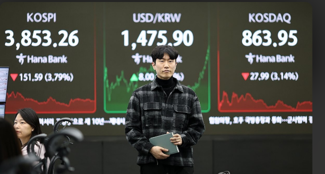 코스피 3.79% 급락 속 외국인 2조 8천억 순매도로 3850선까지 후퇴하는 시장 수급 불안 상황 보도