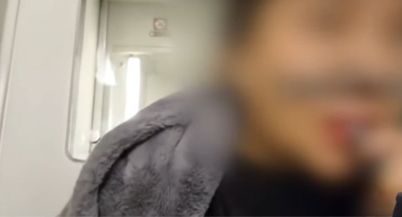 지난 19일 방송된 Jtbc '사건반장'에서는 달리는 열차 안에서 몰래 흡연 방송을 하는 유튜버 영상이 공개됐다. [사진=Jtbc]