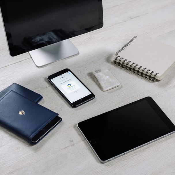 모니터와 테블릿, 유대폰을 보여주며 디지털 디톡스를 위해 멀리해야 하는 물건을 보여주는 사진