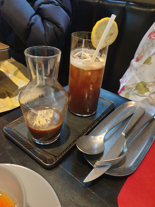 커피와 소다수가 함께 제공된다. 소다에는 레몬이 올려져 있다.