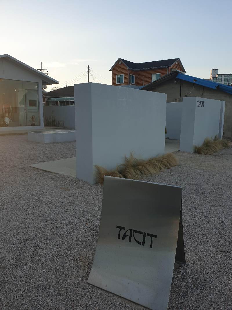 노을이 살짝 들기 시작한 하늘 ㅅ자 지붕과 띄엄띄엄 서있는 담이 특이하다.