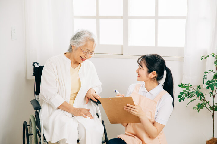 50대 재취업을 위한 돌봄&middot;복지 자격증 로드맵 총정리