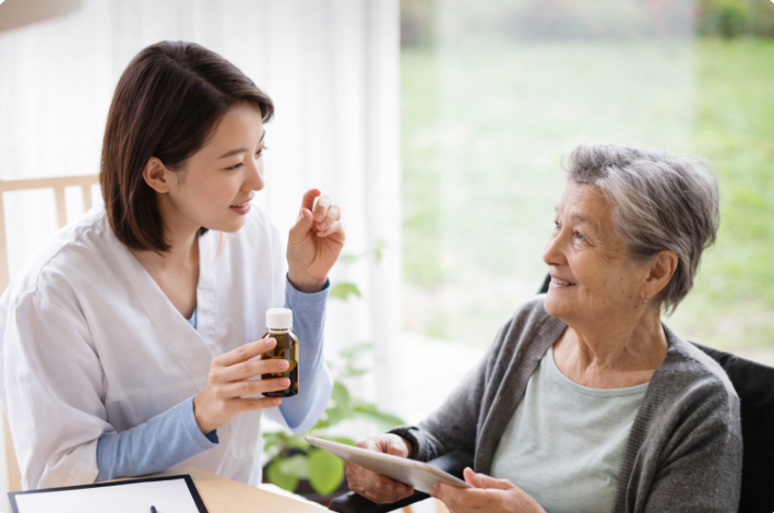 치매안심센터에서 의료진이 고령자에게 약 복용을 설명하고 있는 모습