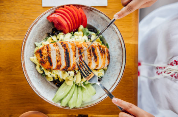 칼로리 감량과 근육 증가(단백질 섭취, 저항 훈련, 점진적 감)