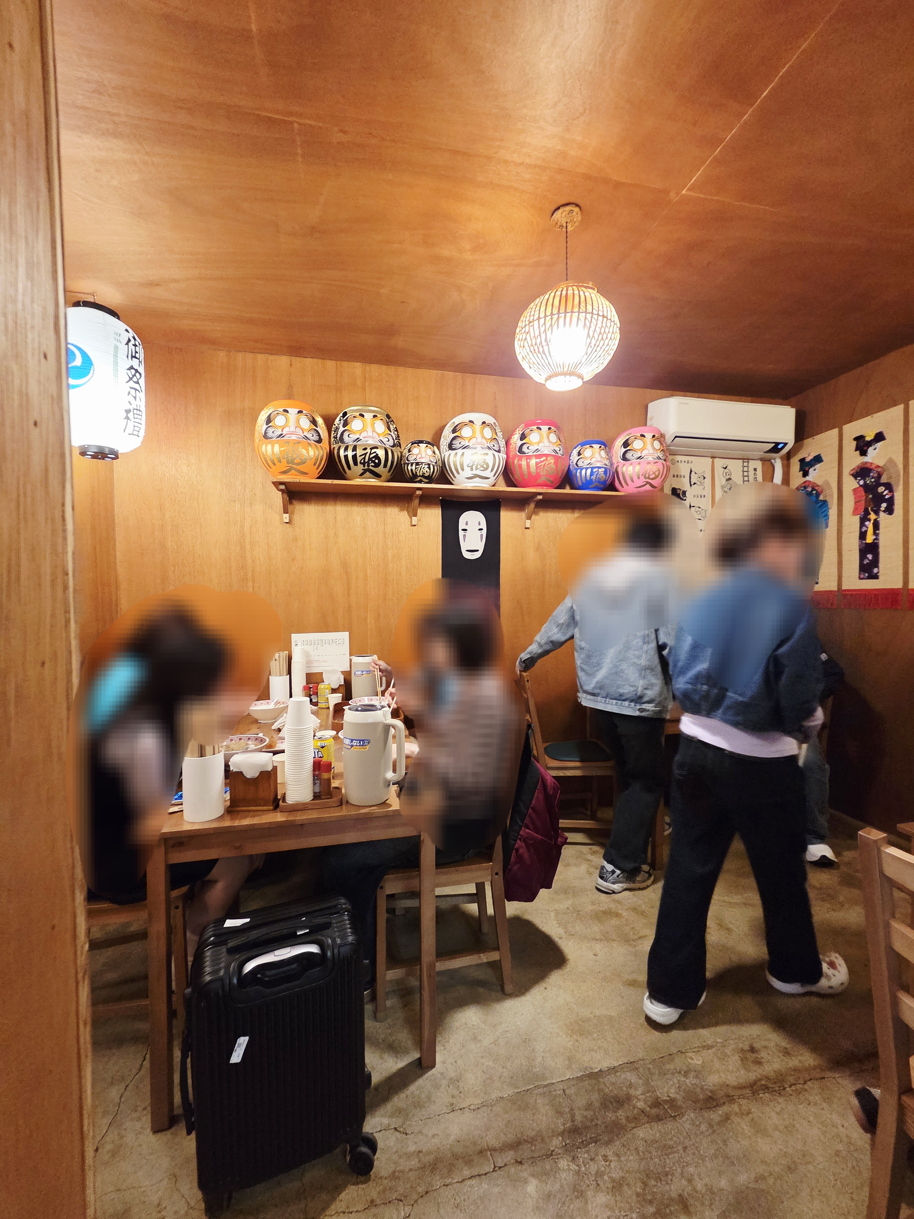 매장 안쪽 테이블 좌석