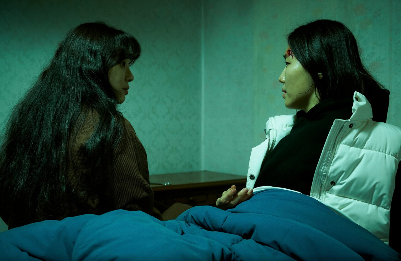 하얀 차를 탄 여자