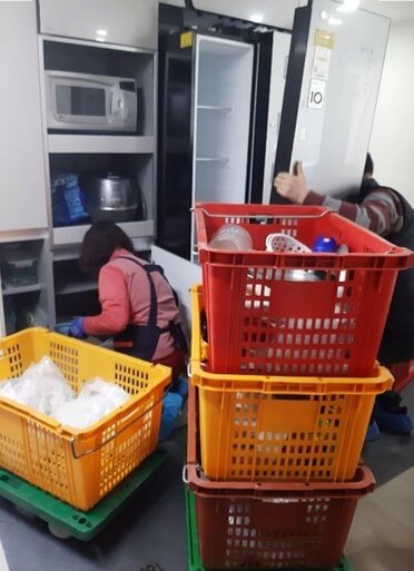 포장이사-직원들이-콘테이너에-이사짐을-포장하여-담는-모습