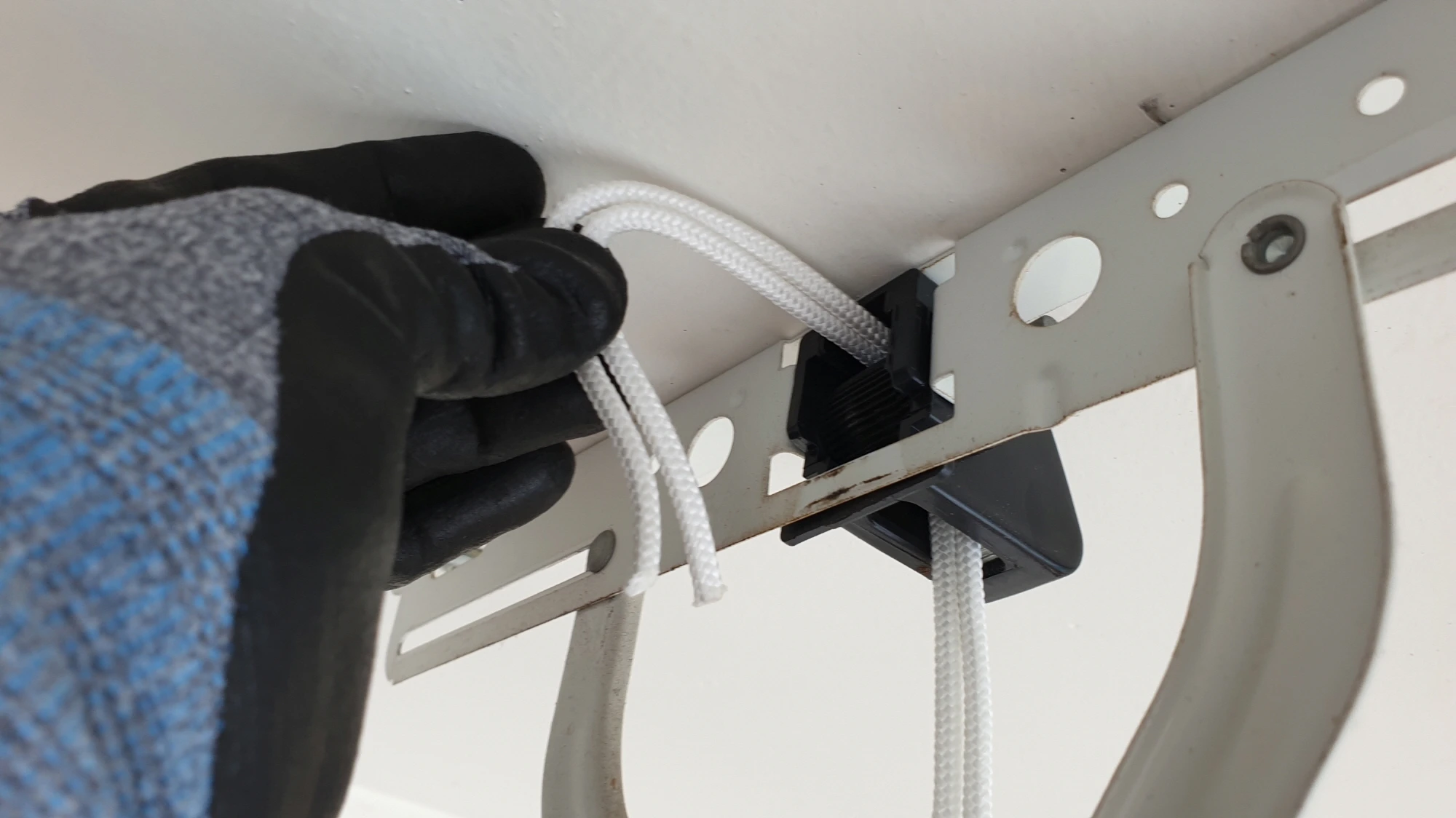 건조대 줄 끼우는 모습