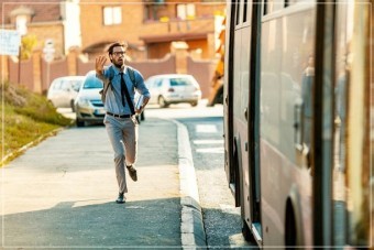 떠나버린-버스를-향해-손을-흔들고-소리치며-뛰어가는-남성