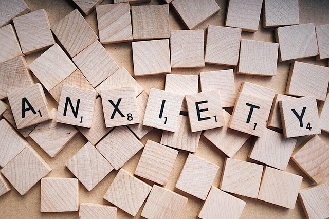 ANXIETY 라고 쓰여진 나무조각들 사진