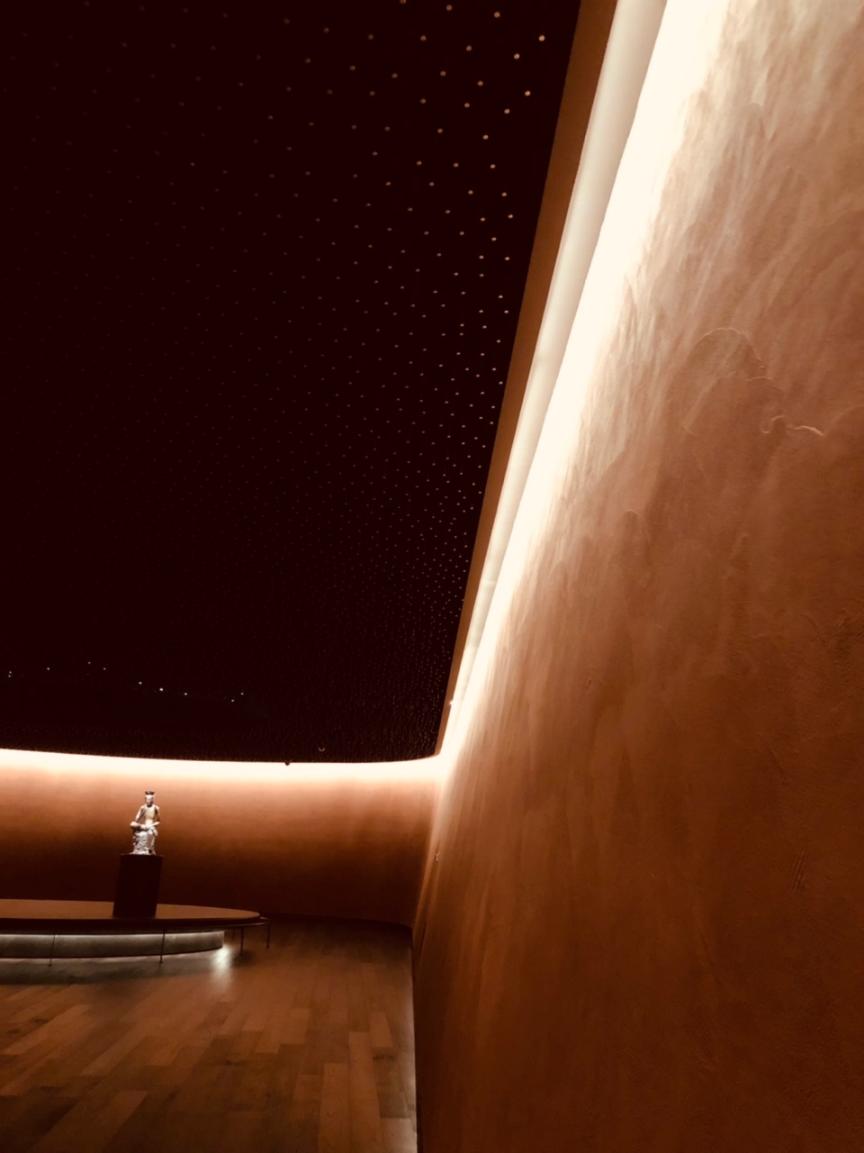 사유의-방-벽면