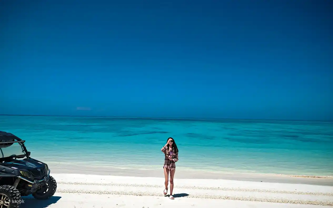 코타키나발루 멍알룸 섬 투어 예약으로 에메랄드빛 프라이빗 해변에서 UTV와 함께 인생샷을 남기는 모습