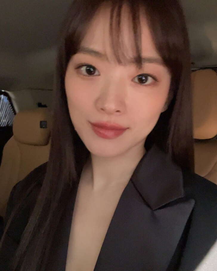 자동차안에앉아있는-긴머리여성의모습