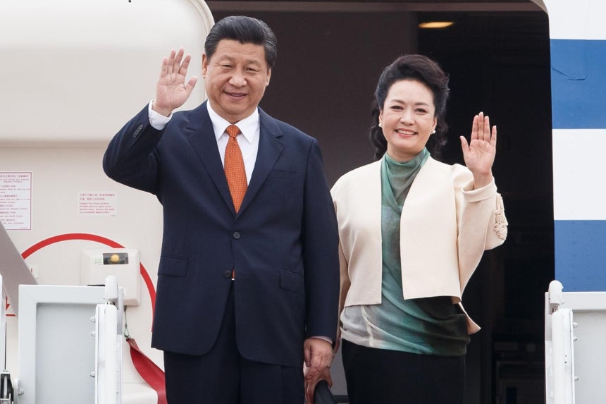 지난 2014년 7월 3일 방한 당시 시진핑(習近平) 중국 국가주석이 부인 펑리위안(彭麗媛) 여사와 함께 경기도 성남 서울공항에 도착해 손을 흔들고 있다.