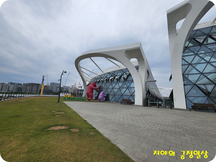 식물원 외관을 밀고 있는 듯한 곰 인형 2마리