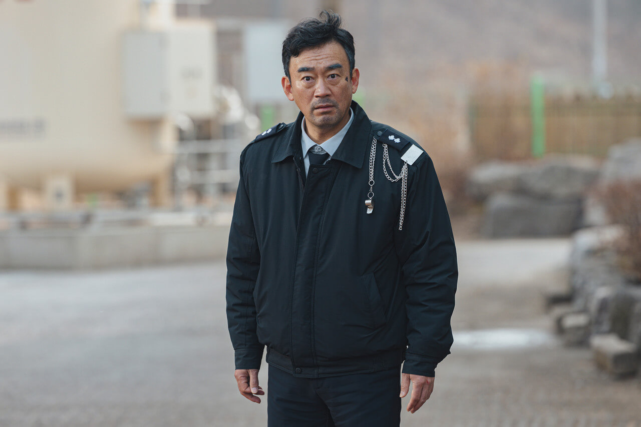 황당한 표정을 한 경비원