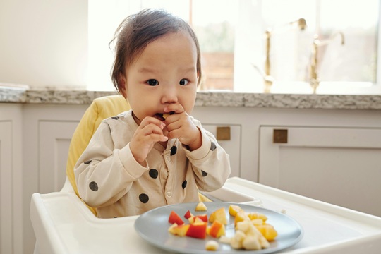 아이가 과일 등 간식을 먹고 있다.