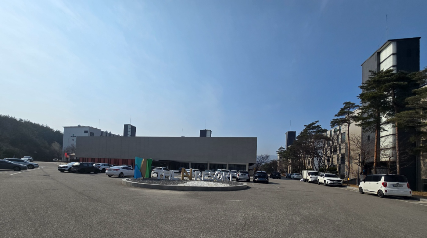 양양 더앤리조트 본관이 보이는 바깥모습