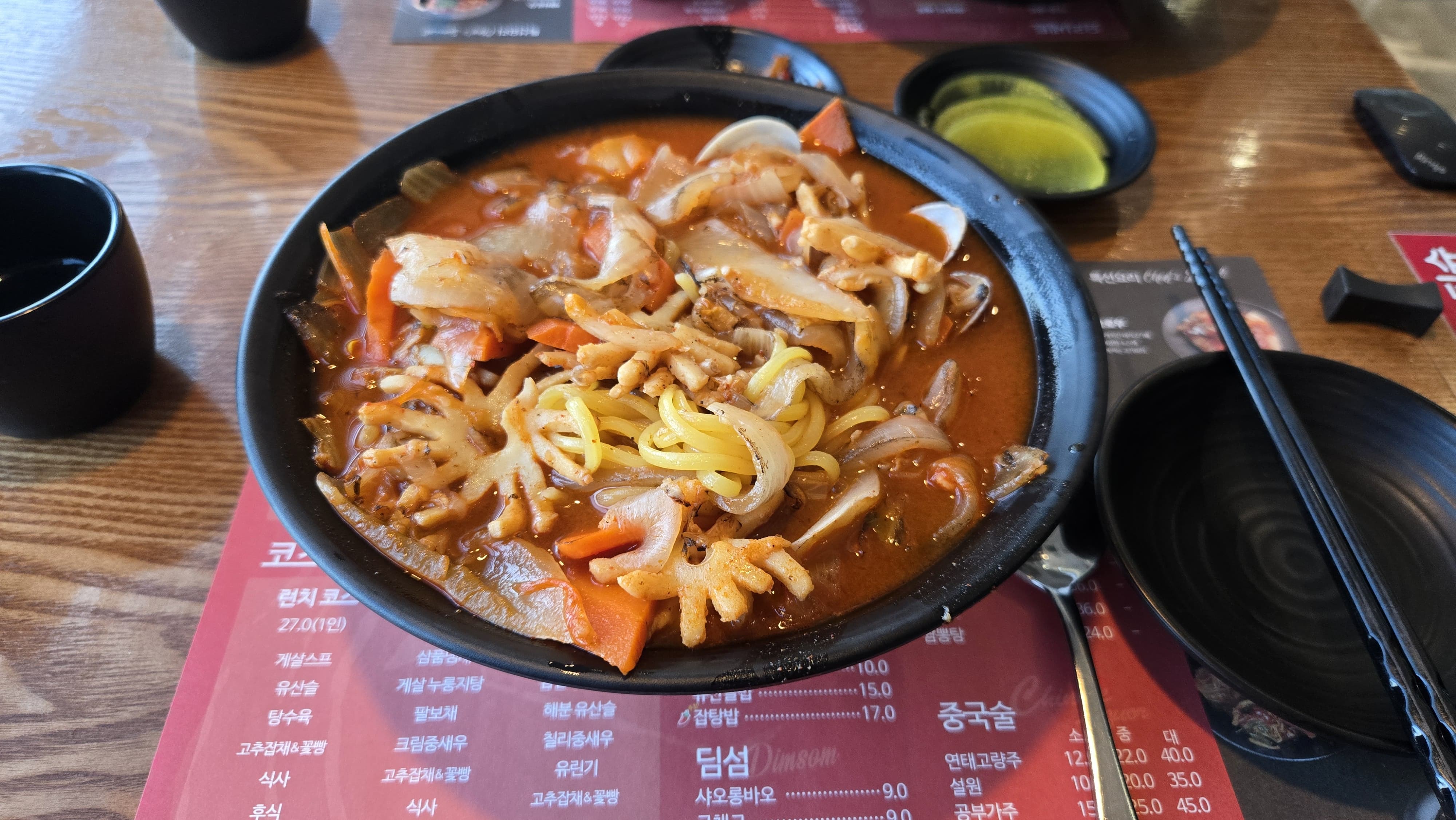 국물 맛이 자극적이지 않고 깔끔한 스타일