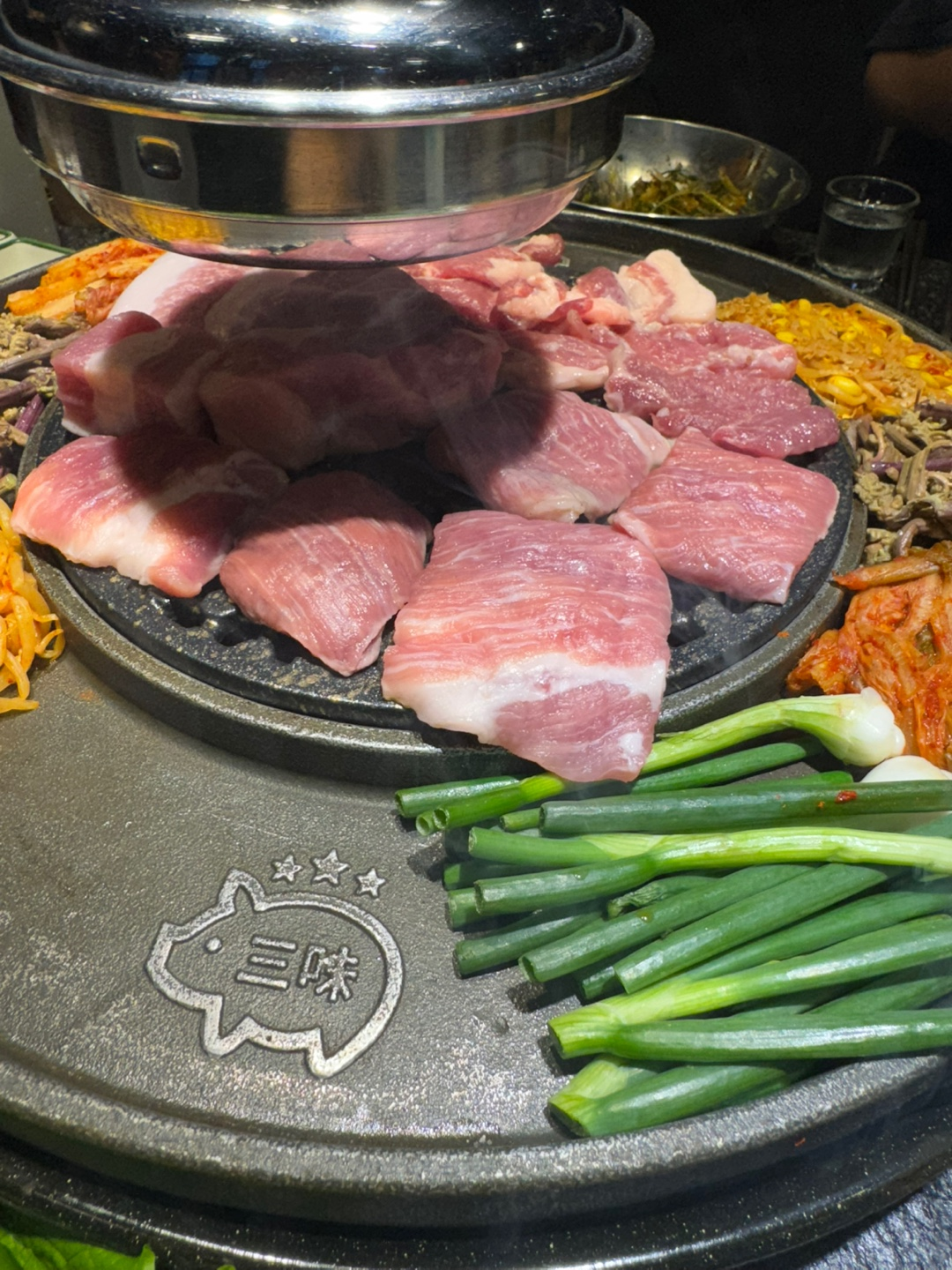 불판위에 놓인 고기