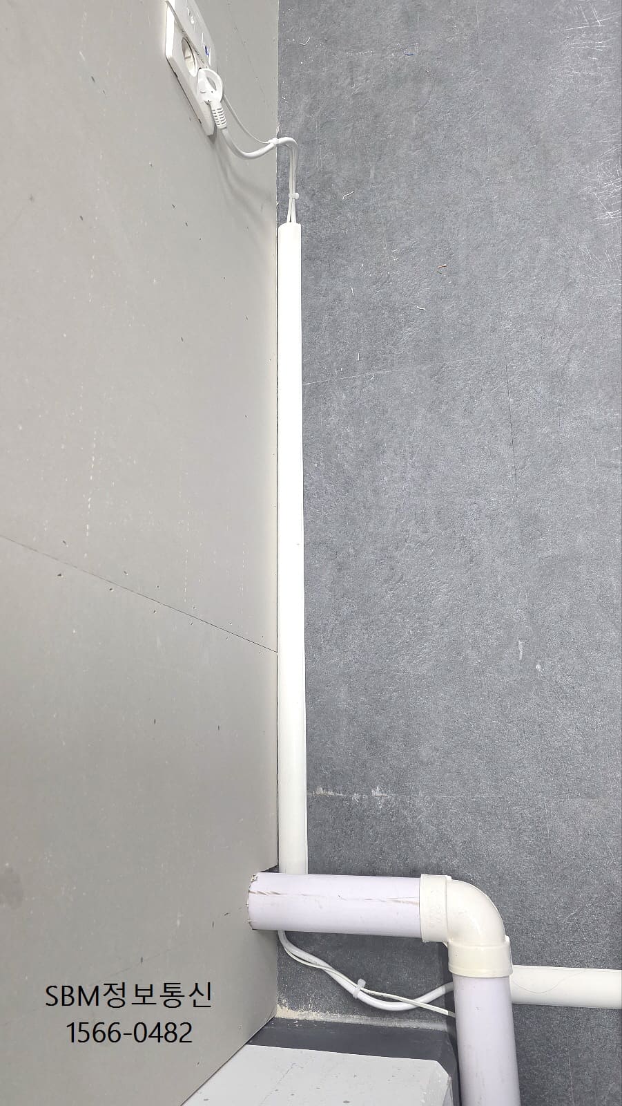 사무실 벽면을 따라 수직 및 수평으로 깔끔하게 시공된 SBM정보통신 네트워크 케이블 몰딩 마감