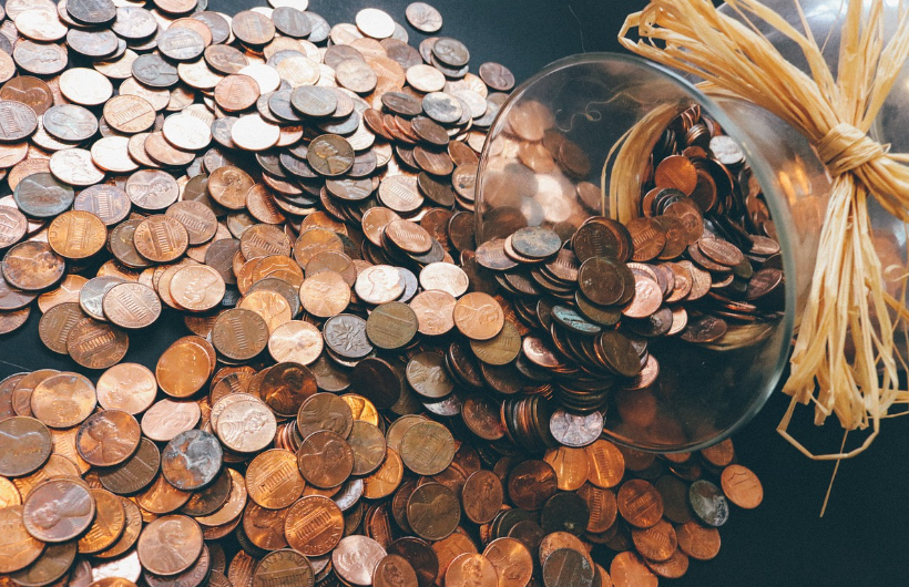 쏟아져 있는 돈 사진