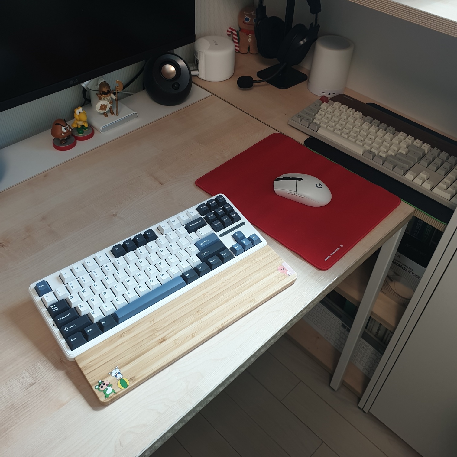 데스크탑에-독거미-키보드와-함께-마우스가-있는-사진