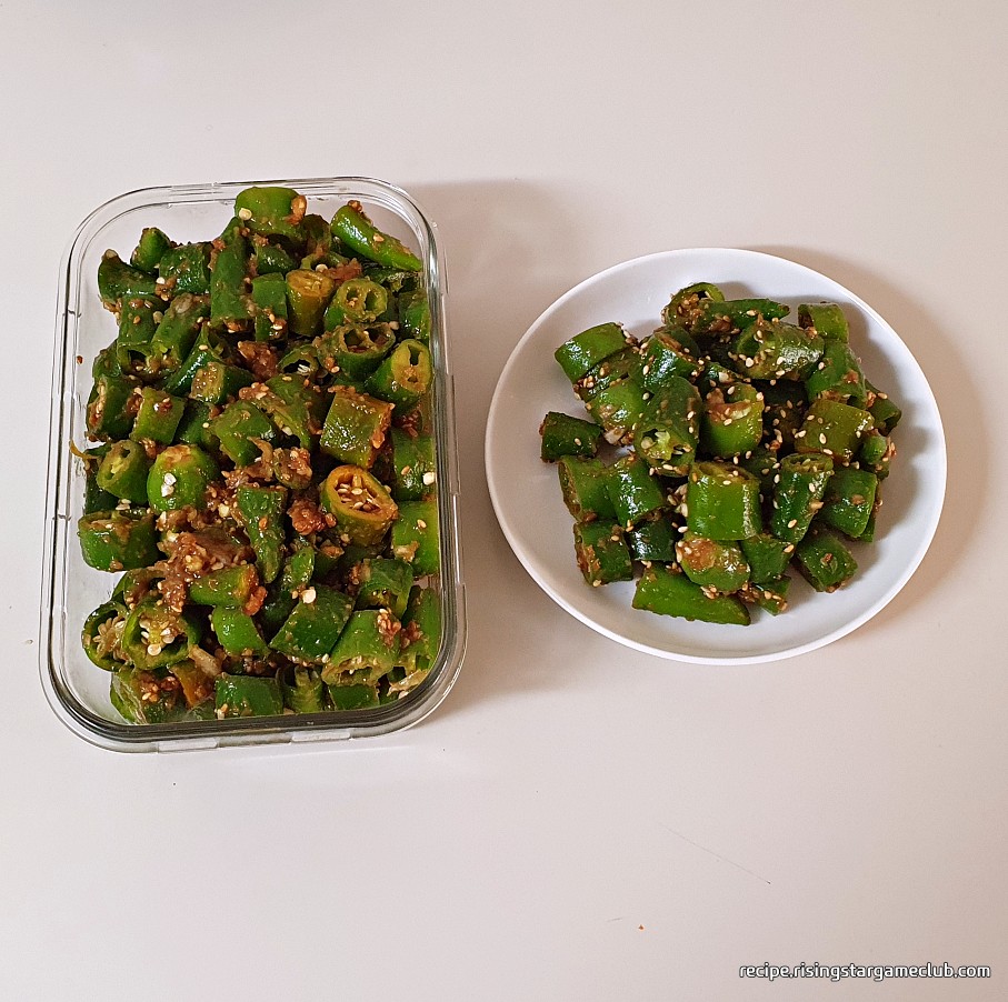 완성된 풋고추 된장무침을 밀폐용기와 접시에 담아 놓은 사진