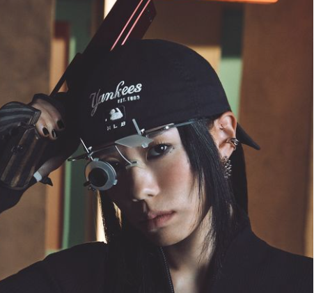 김예지가-분장을-하고-사격후-자세를-취하고-있다