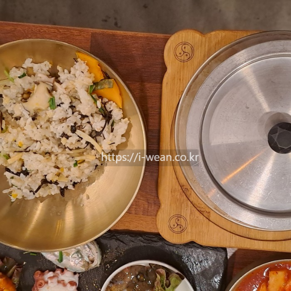 솥밥의 밥을 덜어낸 상태 입니다.