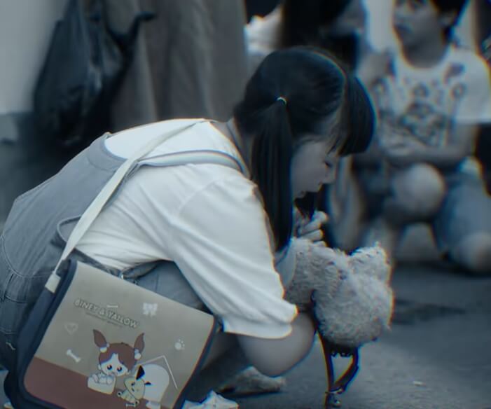 죽은 강아지를 껴안고 울고 있는 여자아이