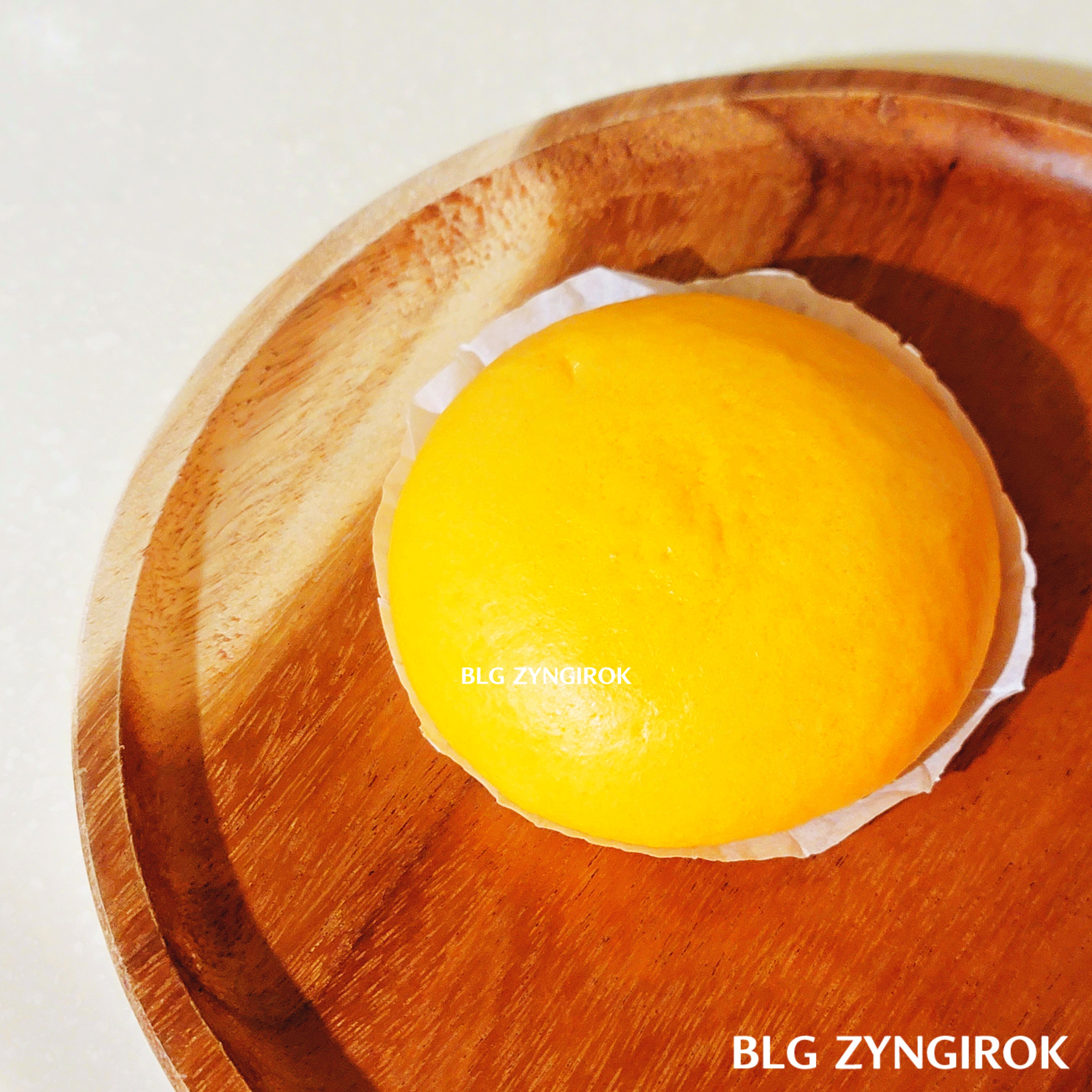 삼립 피자 호빵 하나가 접시위에 놓여있다.