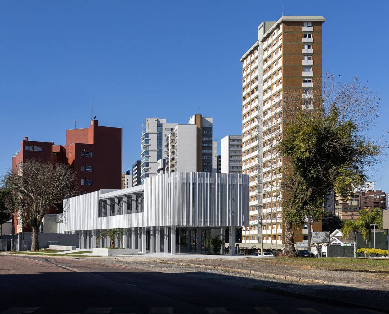 길에-건축물들이-있음