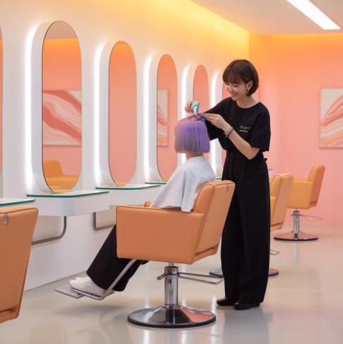 전국 새치 염색 잘하는 곳 추천 섹션 이미지 - 미용실에서 헤어스타일링 하는 이미지