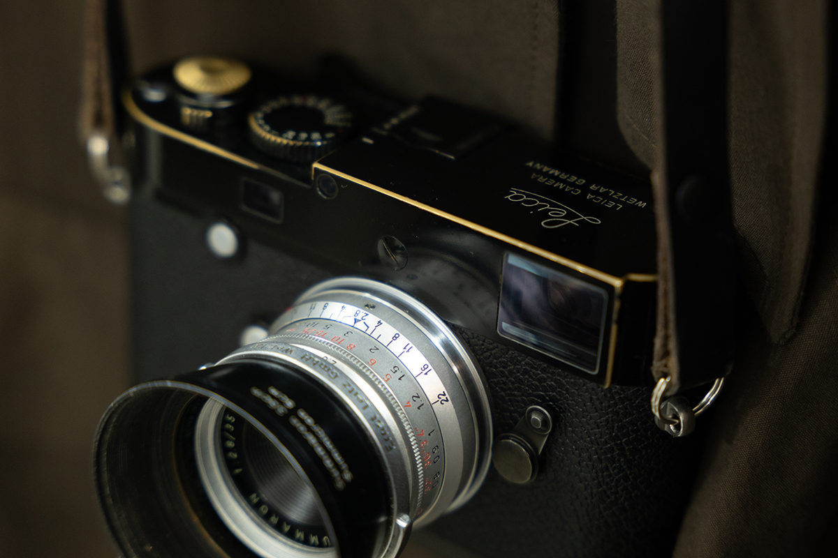 라이카 M-P (Typ 240) 상단 플레이트에 적혀 있는 라이카 레티링과 웨더링된 브라스 엣지 디테일의 조합