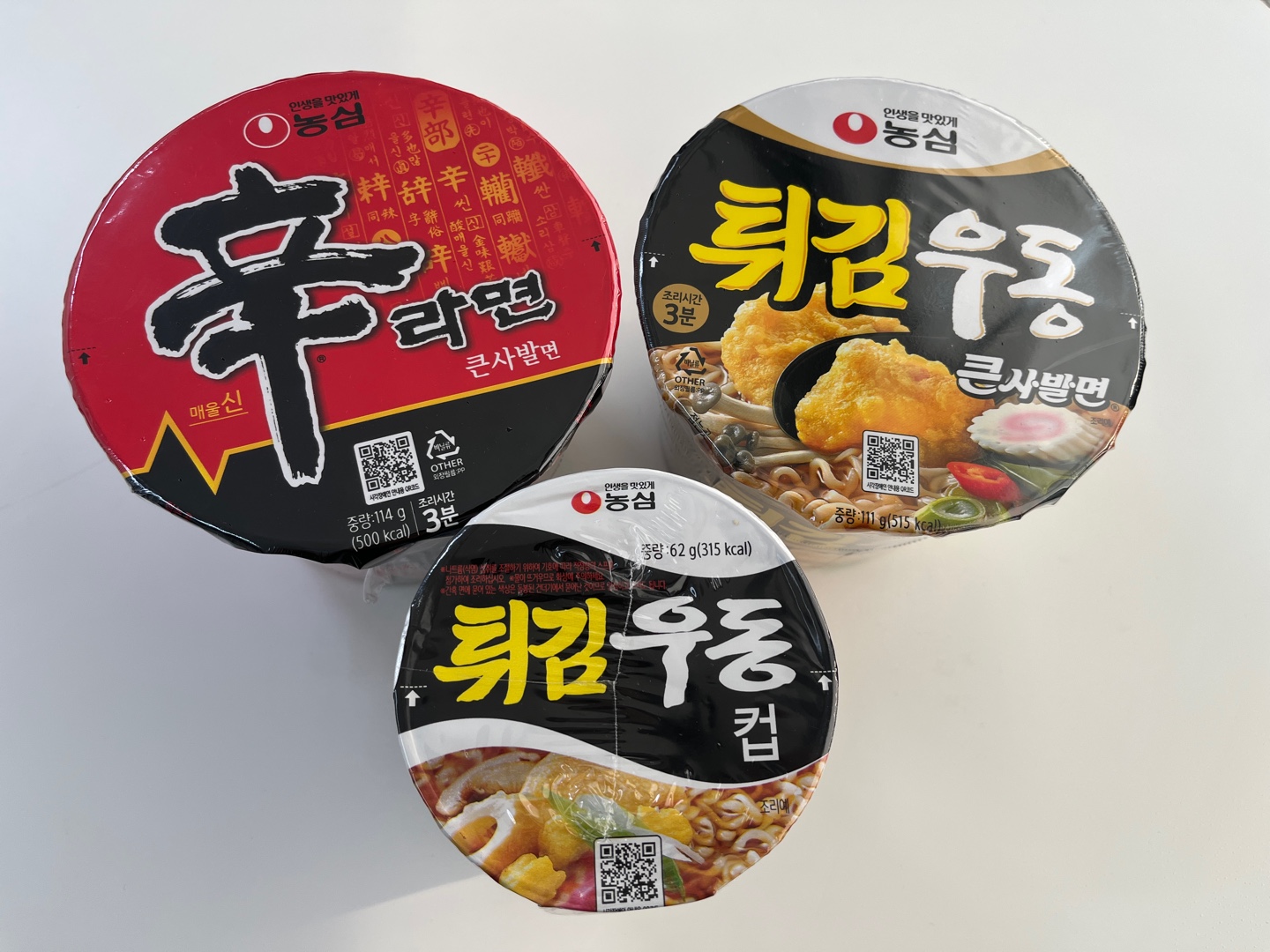 시각장애인 안내용 QR코드가 삽입된 농심 컵라면 사진.