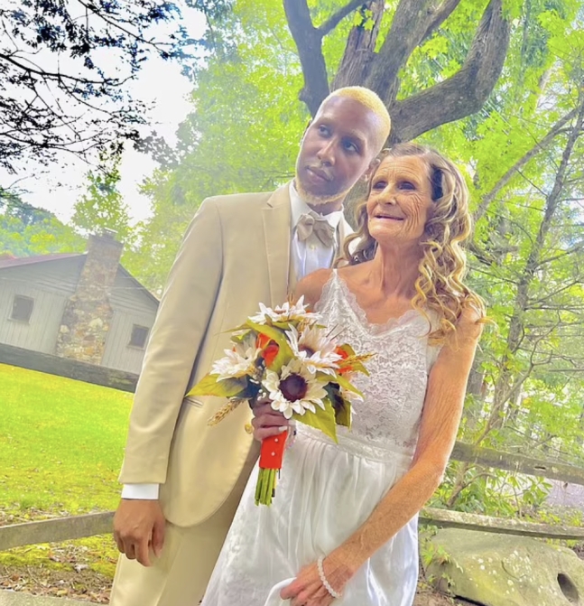 미국에서 맥케인 부부가 4번의 시도 끝에 대리모를 통한 임신 사실을 알렸다./사진=영국 데일리메일 캡쳐