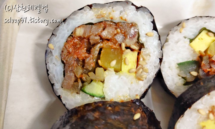 이마트 매콤제육김밥 중 김밥 1개