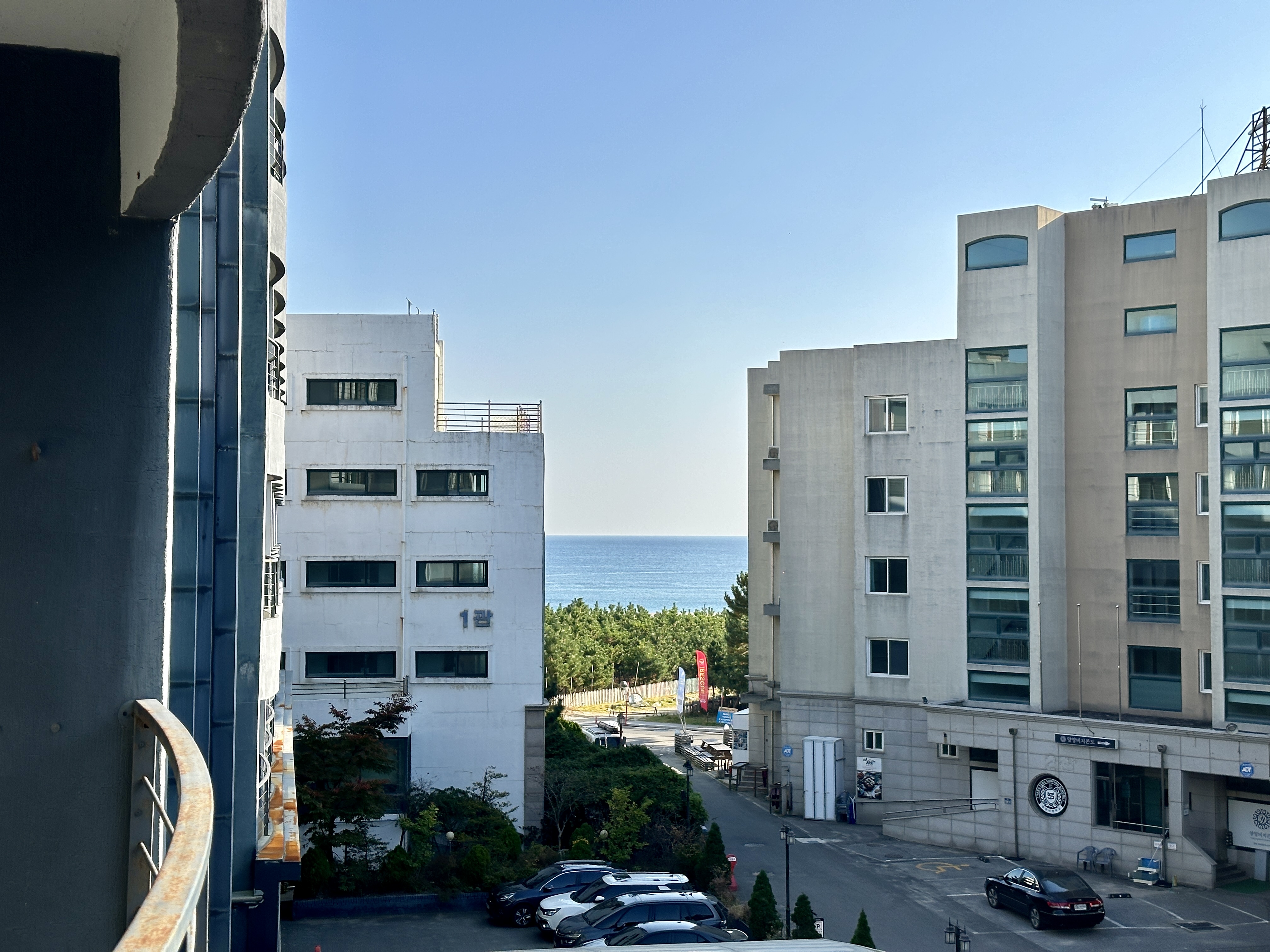 디그니티 호텔 객실 베란다에서 바라본 양양 앞바다