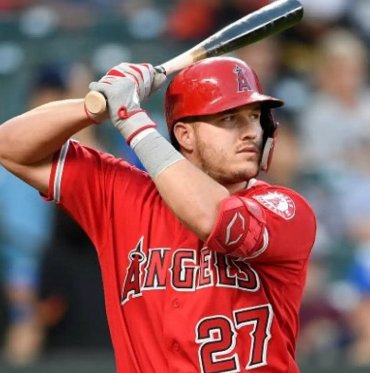 오타니-빨간야구모자 빨간 앤인절스 유니폼을 입고 나무배트를 든채 공을 치려하는 마이크 트라우트