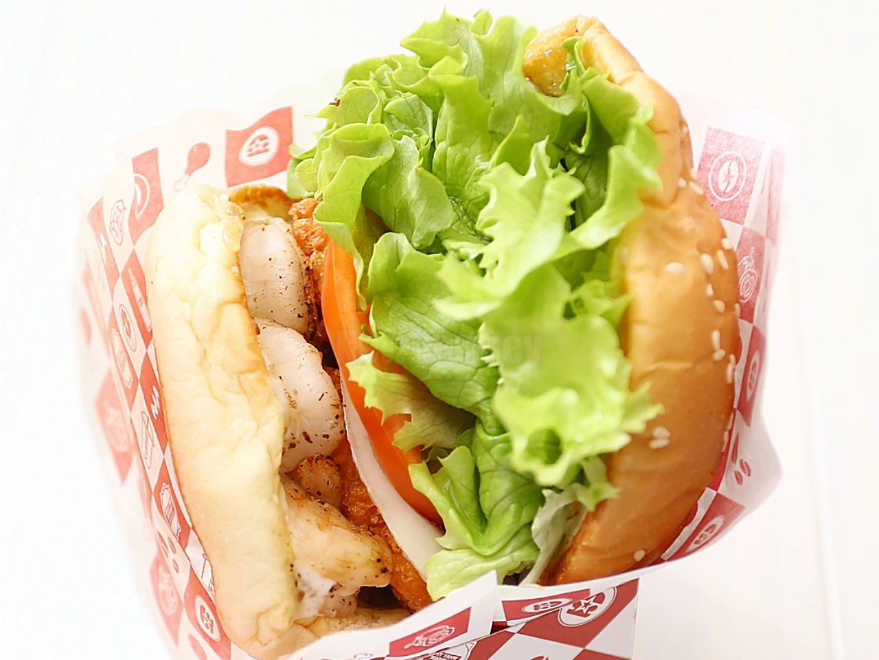 왓더버거 직화 통새우버거 측면 &mdash; 통새우살과 토마토 양상추 확인