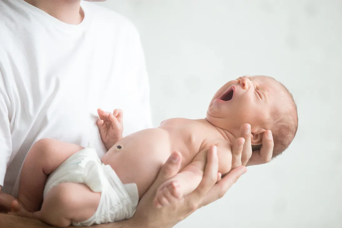 <a href="https://kr.freepik.com/free-photo/male-hands-holding-screaming-newborn_1280834.htm#fromView=search&page=1&position=22&uuid=58fbddac-3013-46ac-820b-21a493af76fe">작가 yanalya 출처 Freepik</a>