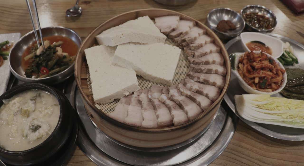 파주 장단콩으로 직접 만드는 두부보쌈 한 상이다. [ⓒ네이버플레이스 심학산두부마을]