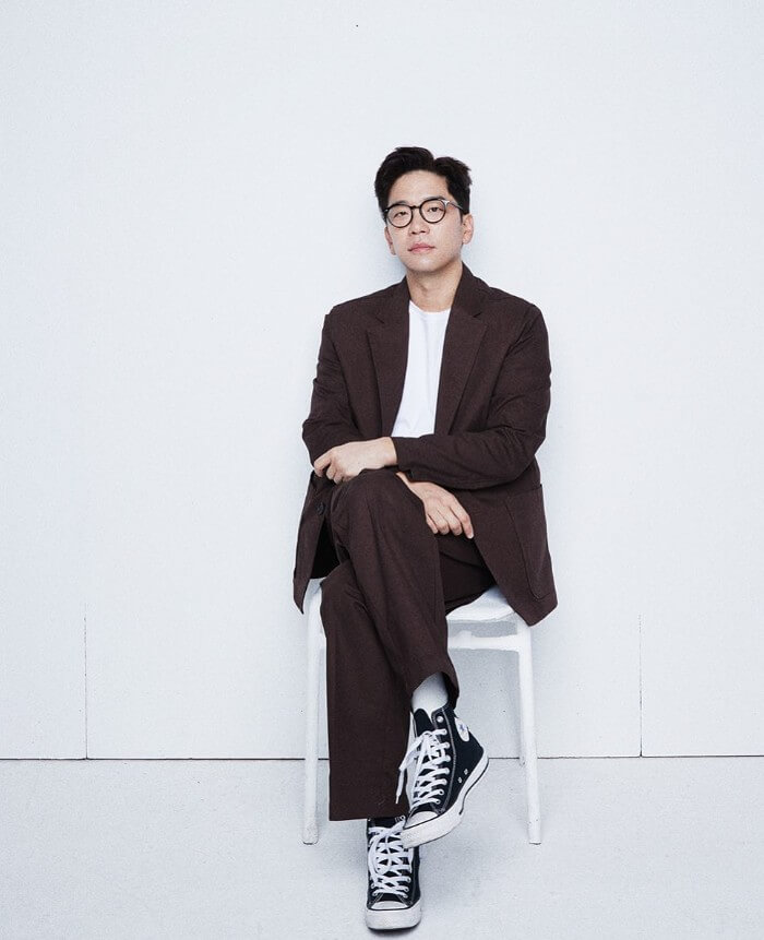 가수 이적의 인스타그램에서 갖고 온 사진으로 이적이 의자에 다리를 꼬고 앉아 카메라를 응시하고 있는 모습