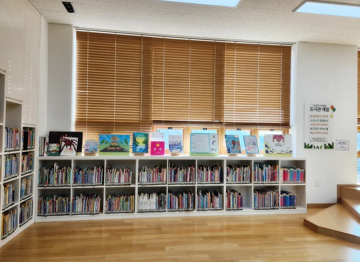 평생학습북카페-내부-유아책-코너-2층책장