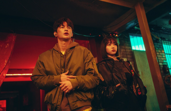 서인국 배우님이 손을 만지며 서 있는 모습