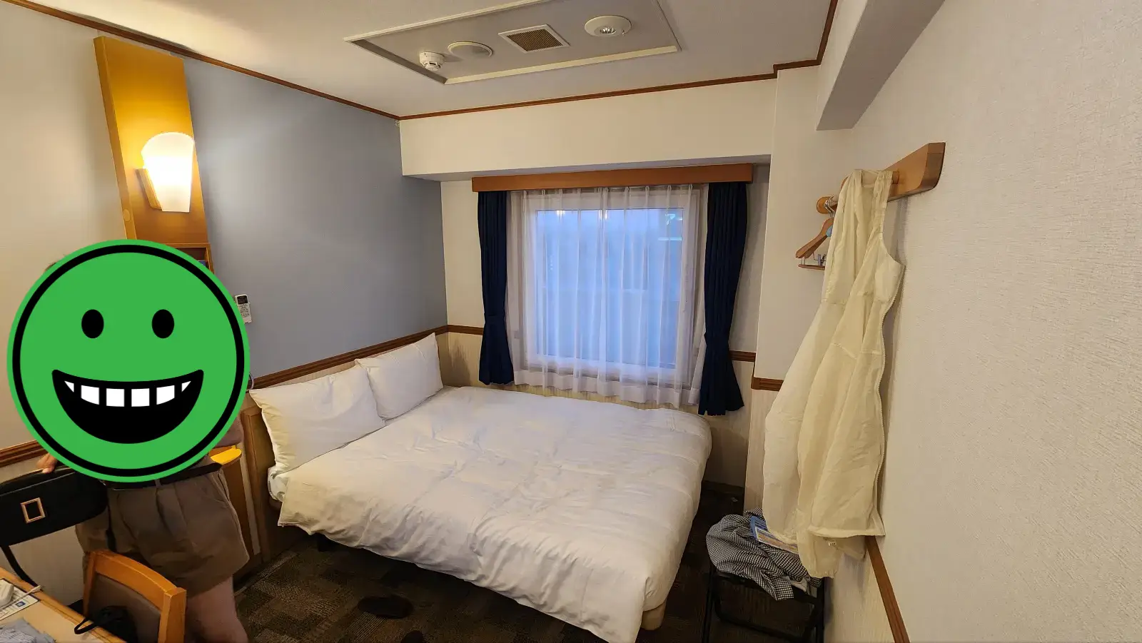 객실-내부-침대-커튼-옷걸이