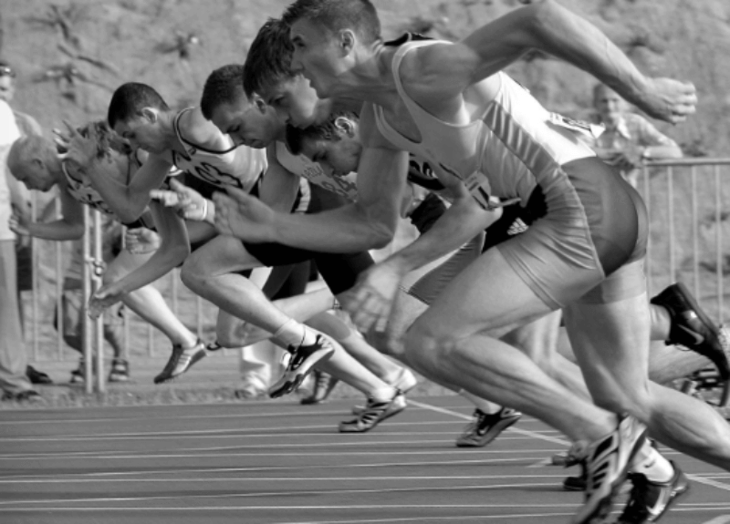 육상 선수들이 달리는 사진